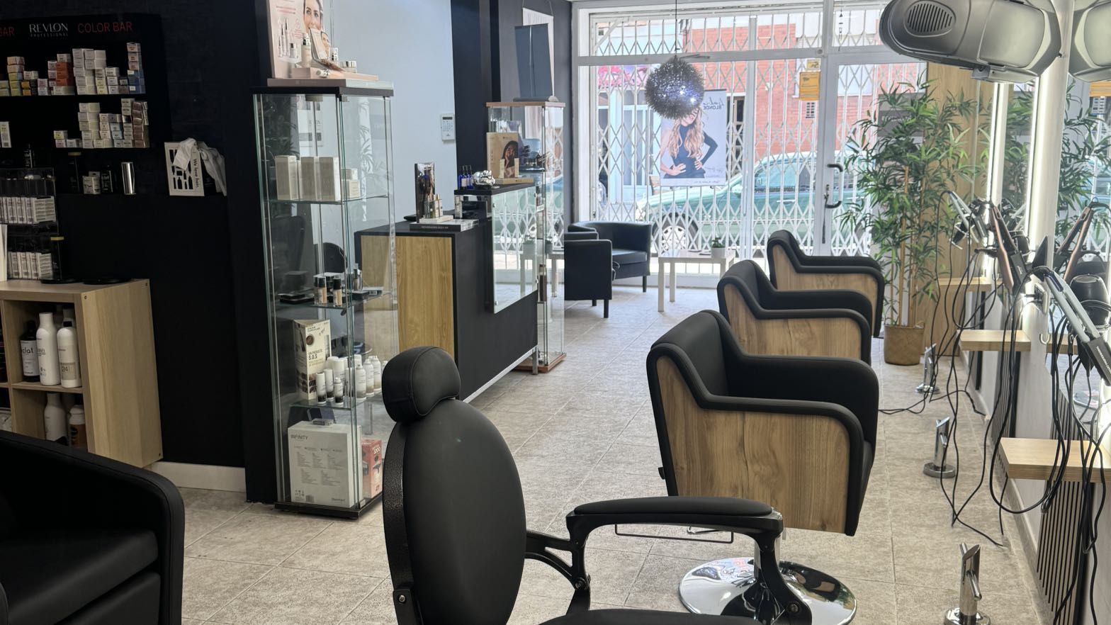 Interior del salón Perruqueria UNNA